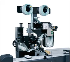 ラベル自動継ぎ装置の機械写真